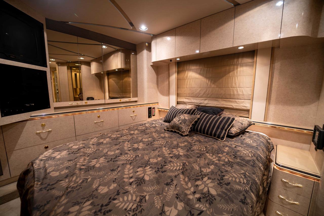 Luxury RV: Marathon Coach #0826 Luxury RV: Marathon Coach #0826